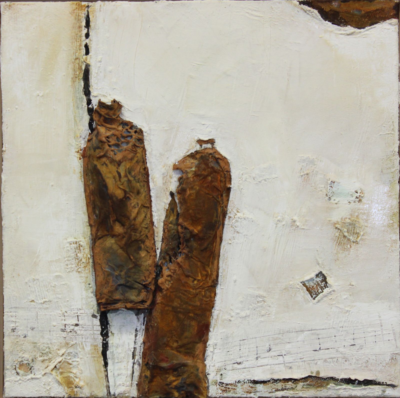 Quadratische Acrylcollage in Weiß- und Cremetönen mit zwei aufrecht stehenden, rostbraunen Reliefformen aus geknittertem Material und angedeuteten Notenlinien im unteren Bereich.
