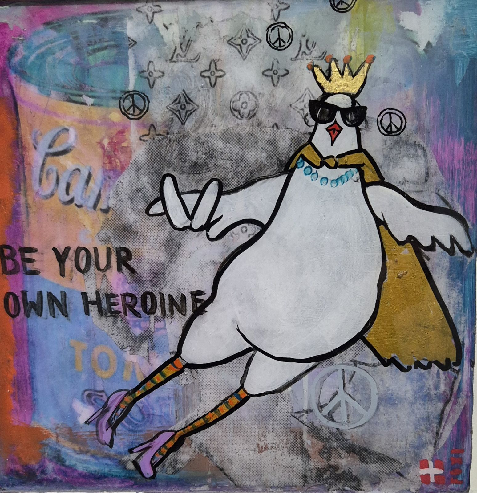 Acrylcollage im Pop-Art-Stil: ein weißes Huhn mit goldener Krone, Sonnenbrille, türkiser Kette und Goldcape zeigt im Sprung das Peace-Zeichen, dazu der Schriftzug "Be your own Heroine" vor einem Collagengrund mit Suppendose, Monogramm-Muster und Peace-Symbolen.