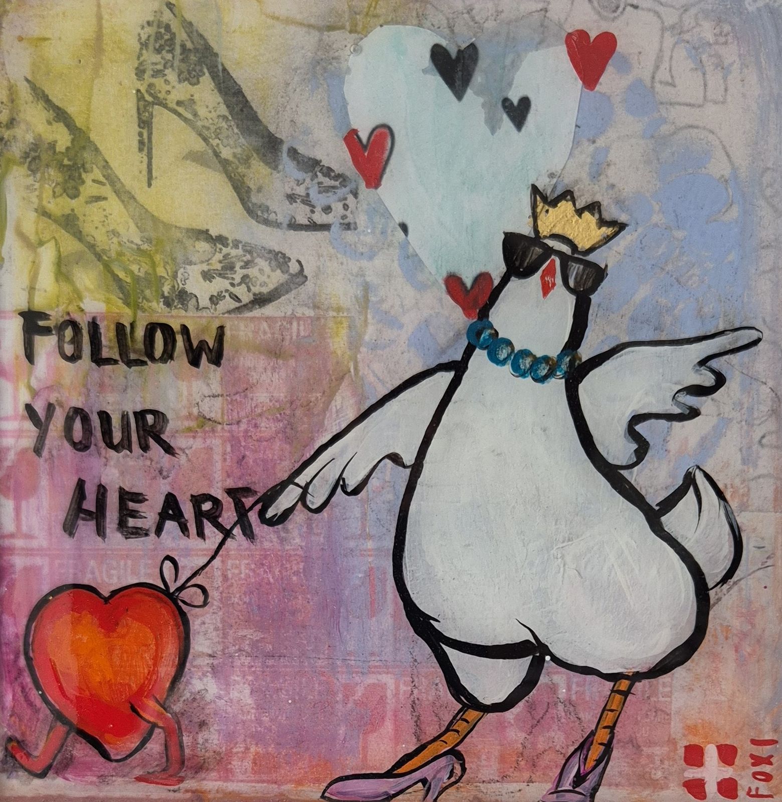Pop-Art-Collage mit einem weißen Comic-Huhn mit goldener Krone, Sonnenbrille, blauer Perlenkette und rosa High Heels, das ein rotes Herz mit Beinen an der Leine führt, dazu der Schriftzug "Follow Your Heart" und verstreute Herzen auf pastellfarbenem Hintergrund.