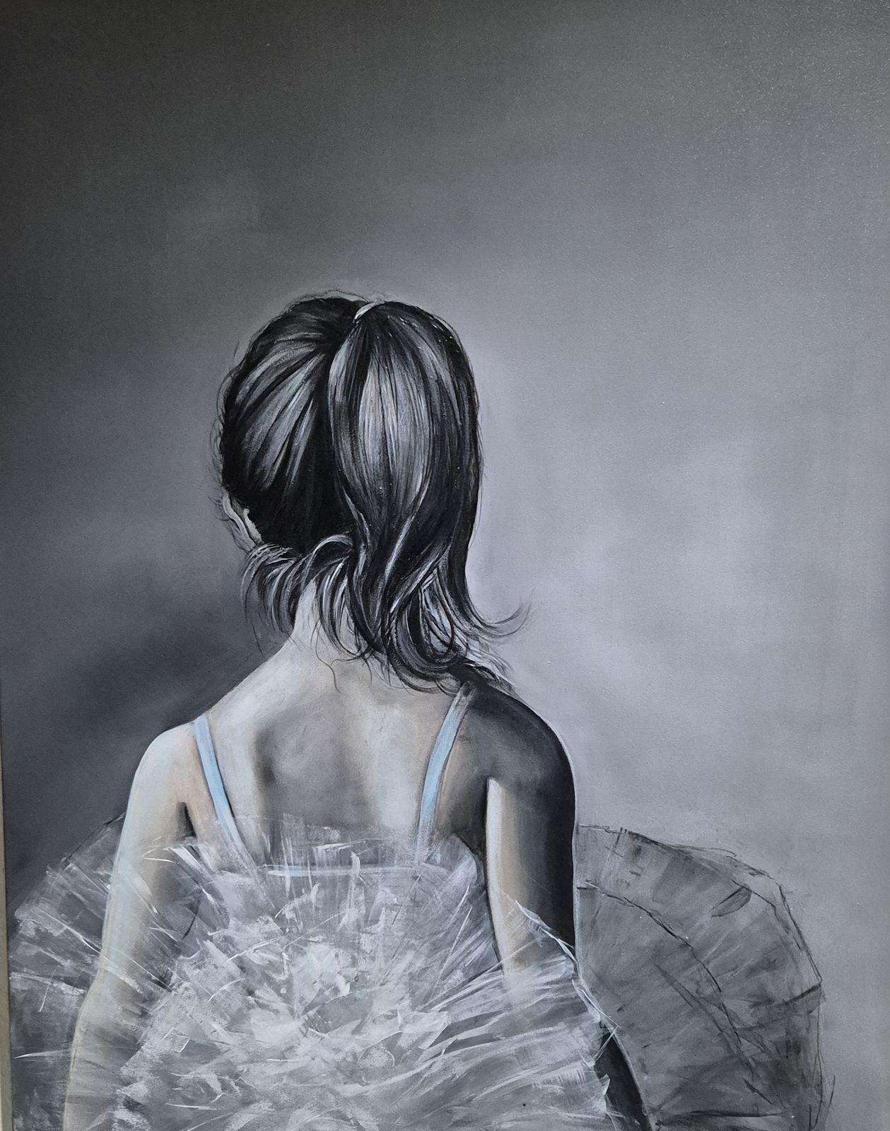 Rückenansicht einer jungen Balletttänzerin mit dunklem Pferdeschwanz und weißem Tutu in Grautönen, gemalt vor grauem Hintergrund.